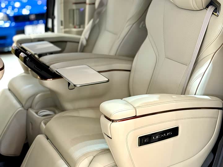 Фото 8 - Lexus LM