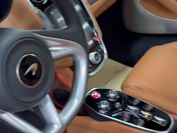 Photo 3 - McLaren GT