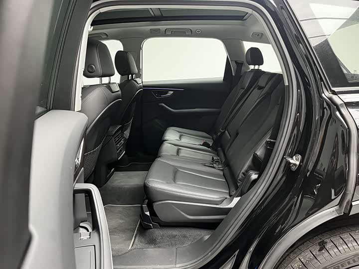 Фото 8 - Audi Q7