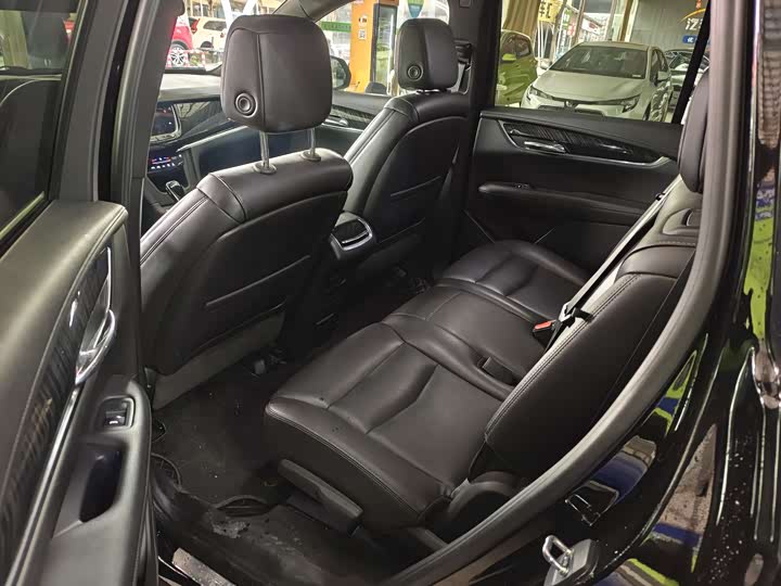 Фото 9 - Cadillac XT6