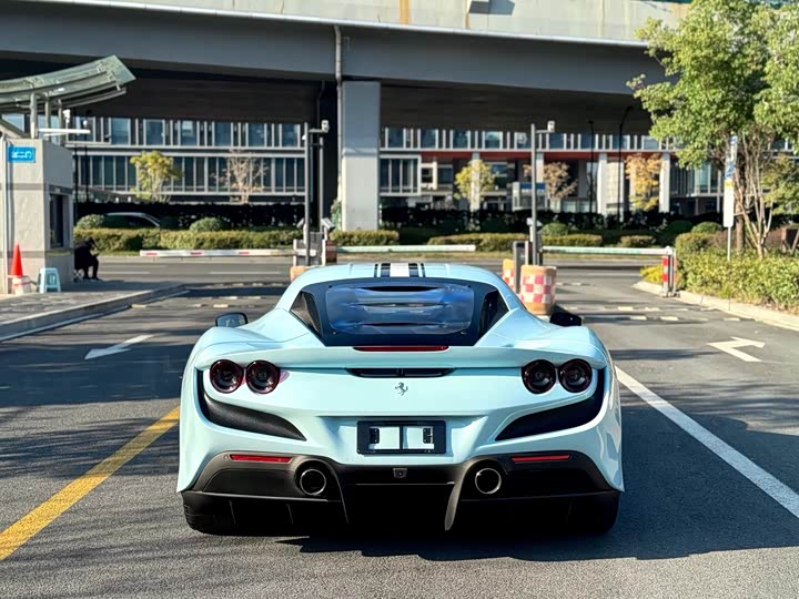 Фото 8 - Ferrari F8