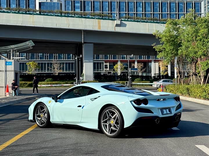 Фото 9 - Ferrari F8