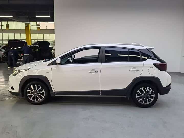 Фото 4 - Toyota Yaris L Hatchback