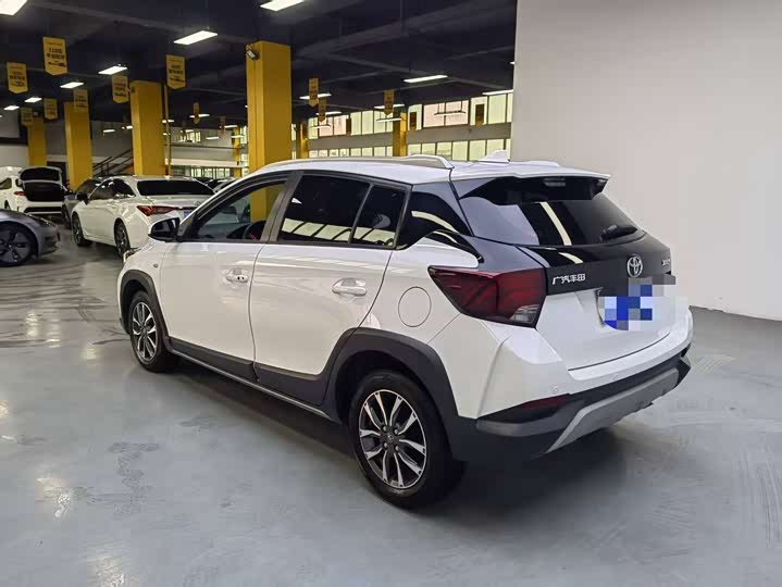 Фото 5 - Toyota Yaris L Hatchback