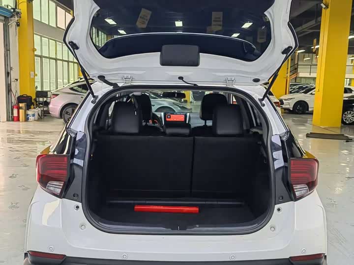 Фото 6 - Toyota Yaris L Hatchback