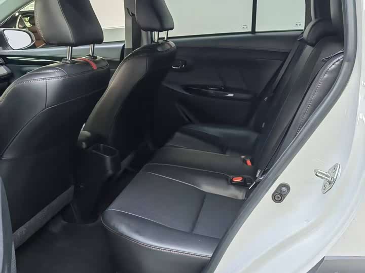 Фото 7 - Toyota Yaris L Hatchback