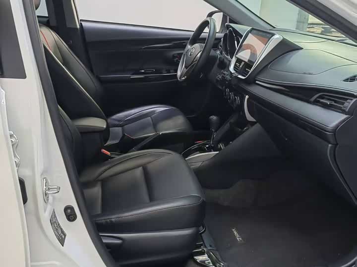 Фото 8 - Toyota Yaris L Hatchback