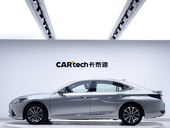 Фото 2 - Lexus ES