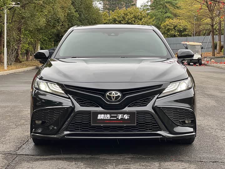 Фото 2 - Toyota Camry