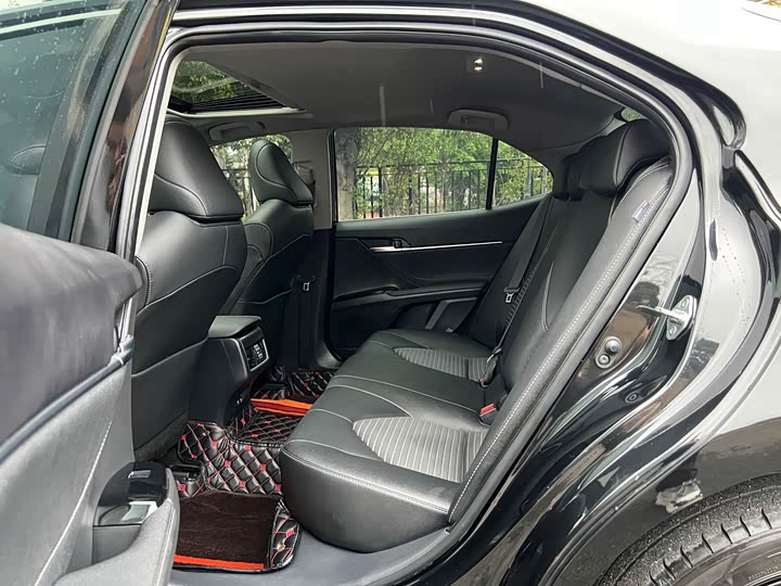 Фото 6 - Toyota Camry