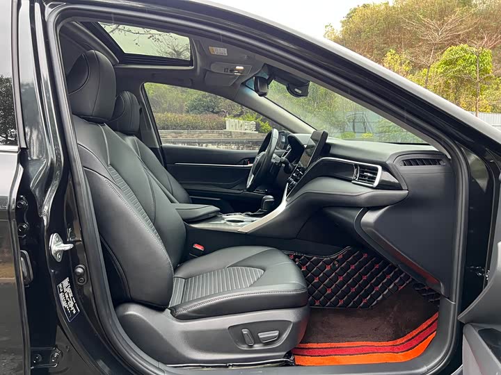 Фото 8 - Toyota Camry