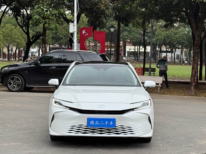 Фото 2 - Toyota Camry