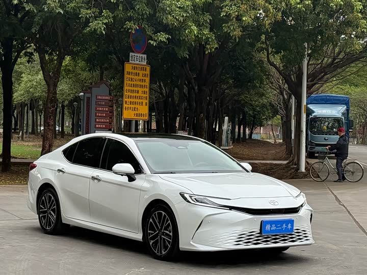 Фото 3 - Toyota Camry