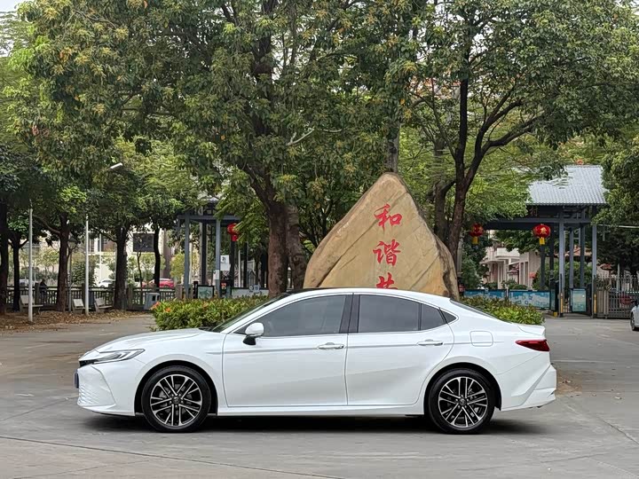 Фото 4 - Toyota Camry