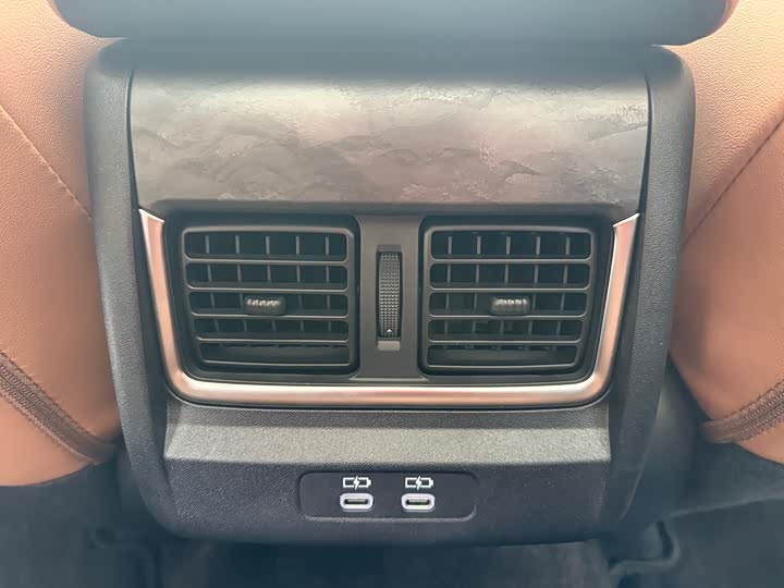 Фото 8 - Toyota Camry