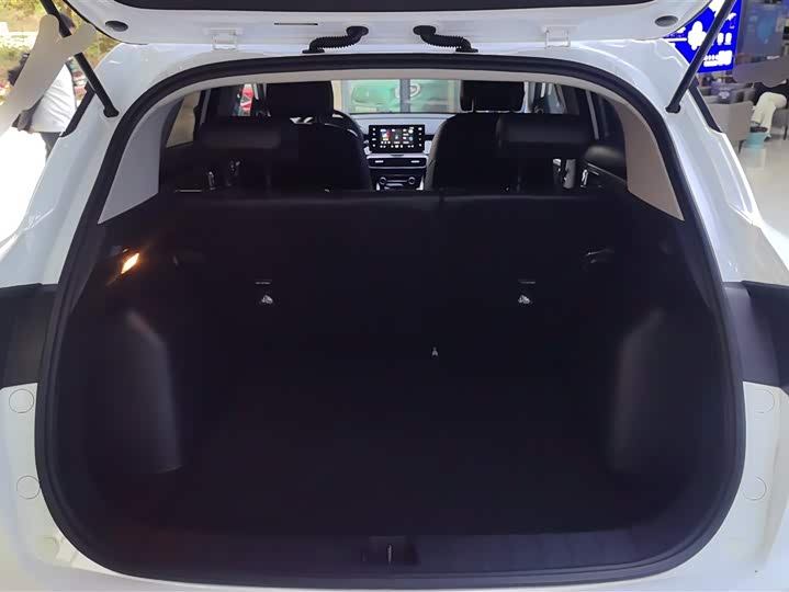 Фото 4 - Geely Coolray