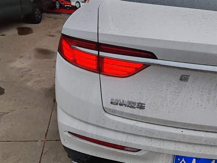 Фото 2 - Geely Preface