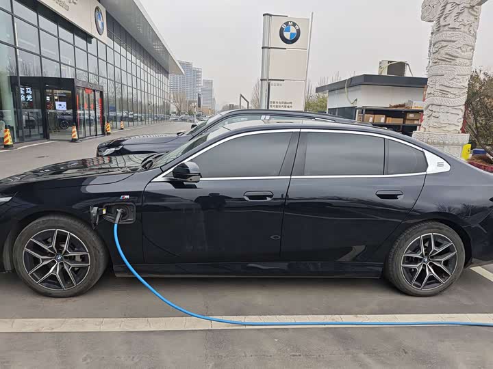 Фото 3 - BMW i5