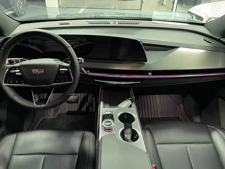 Фото 6 - Cadillac XT5