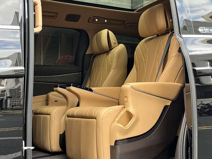 Фото 9 - Denza D9