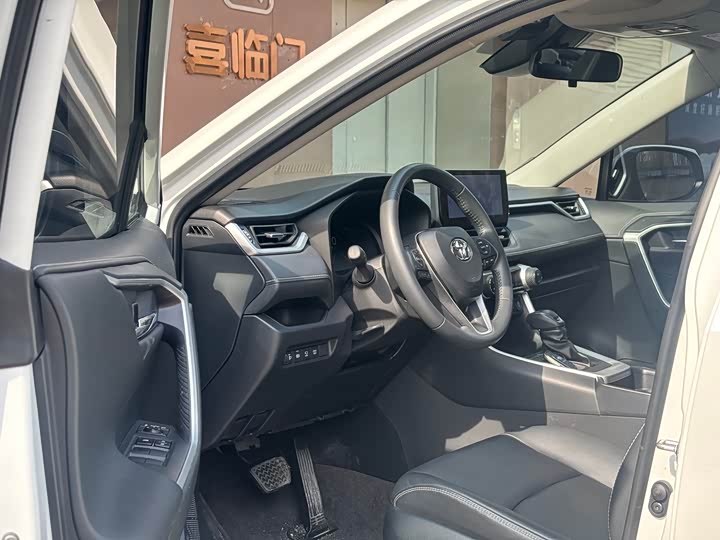 Фото 7 - Toyota RAV4