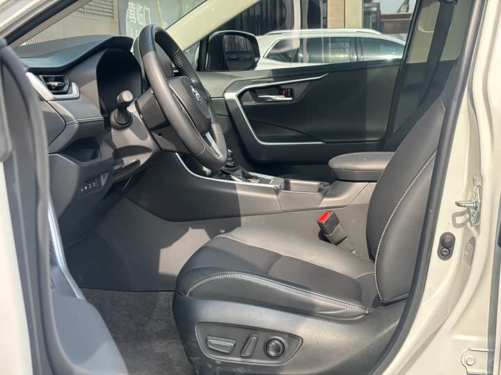 Фото 8 - Toyota RAV4