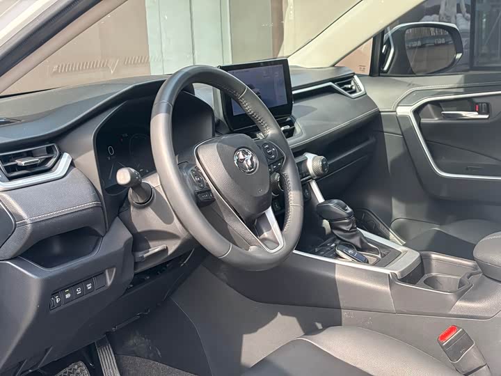 Фото 9 - Toyota RAV4