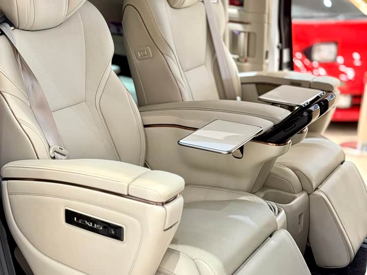 Фото 7 - Lexus LM