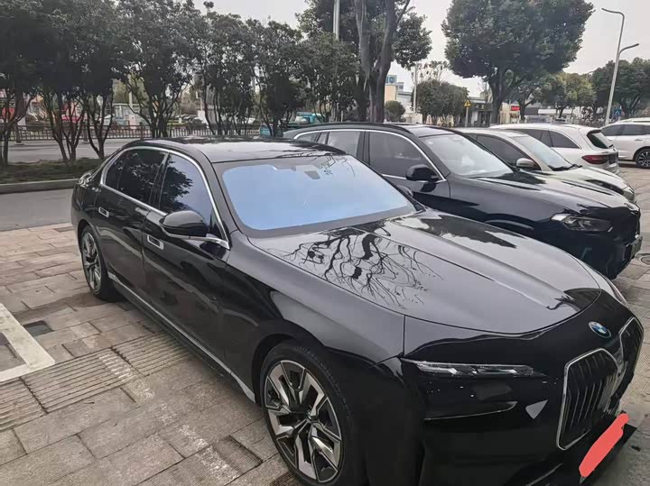 Фото 2 - BMW i7