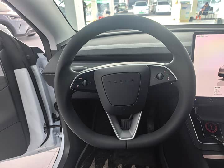 Photo 4 - Tesla Model Y