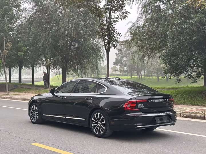 Фото 9 - Volvo S90