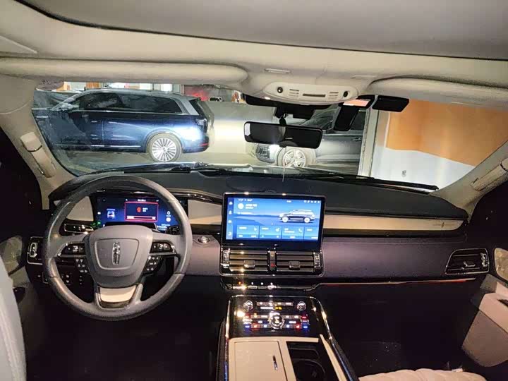 Фото 8 - Lincoln Navigator One