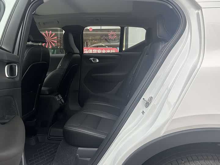 Фото 8 - Volvo XC40