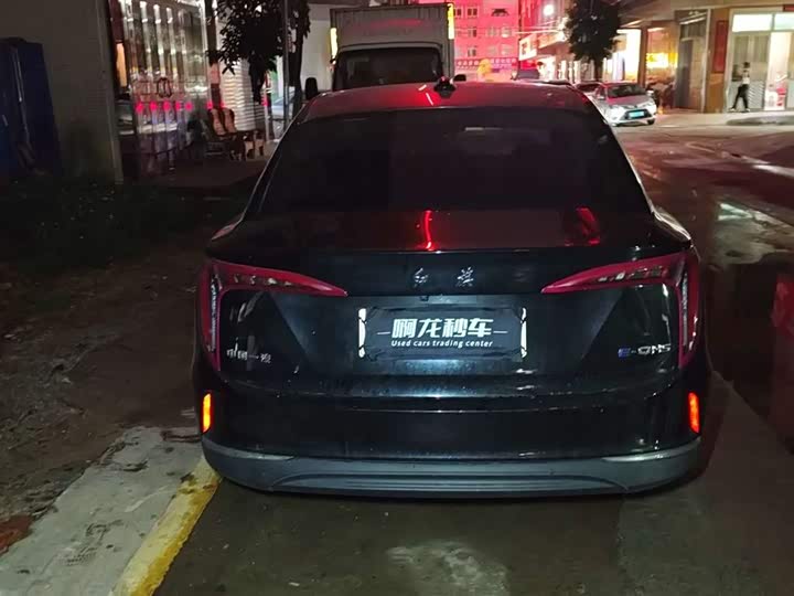 Фото 4 - Hongqi E-QM5