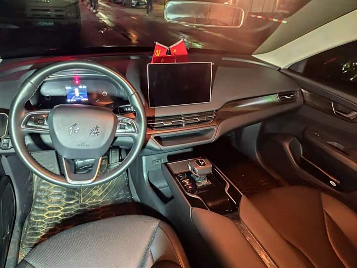 Фото 8 - Hongqi E-QM5