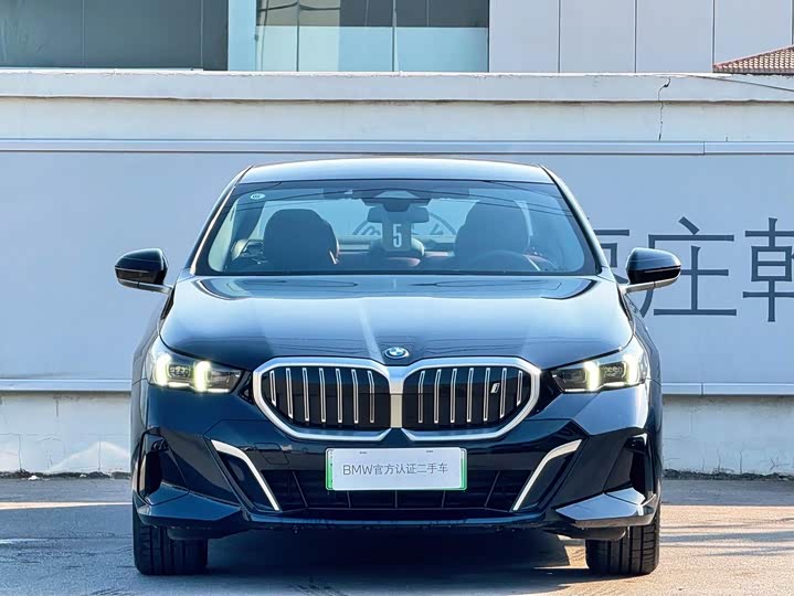 Фото 2 - BMW i5