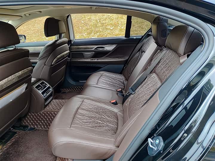 Фото 8 - BMW 7 Series