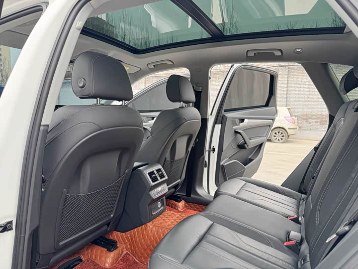 Фото 8 - Audi Q5L