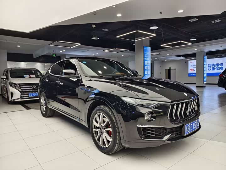Фото 3 - Maserati Levante