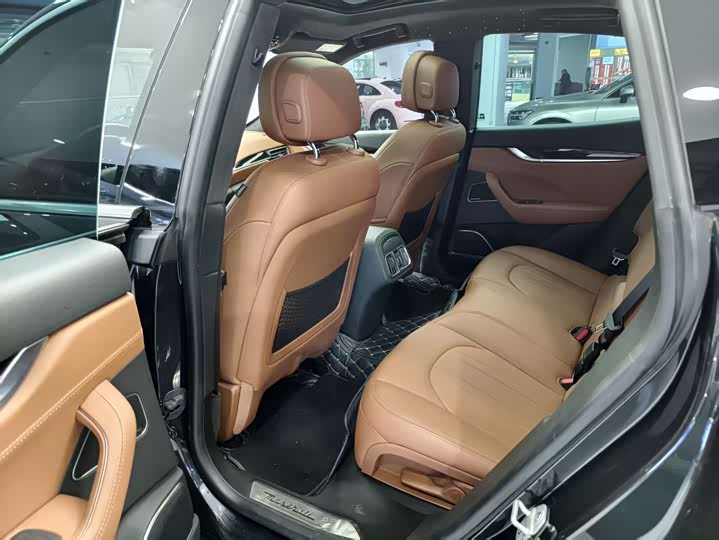 Фото 7 - Maserati Levante