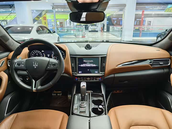 Фото 8 - Maserati Levante