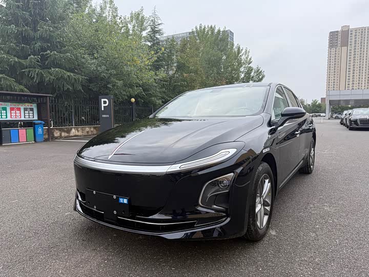 Фото 1 - Hongqi E-QM5