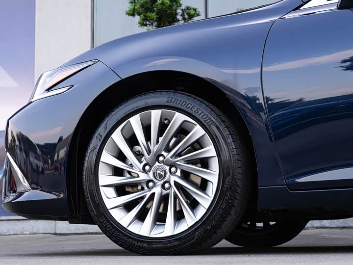 Фото 8 - Lexus ES