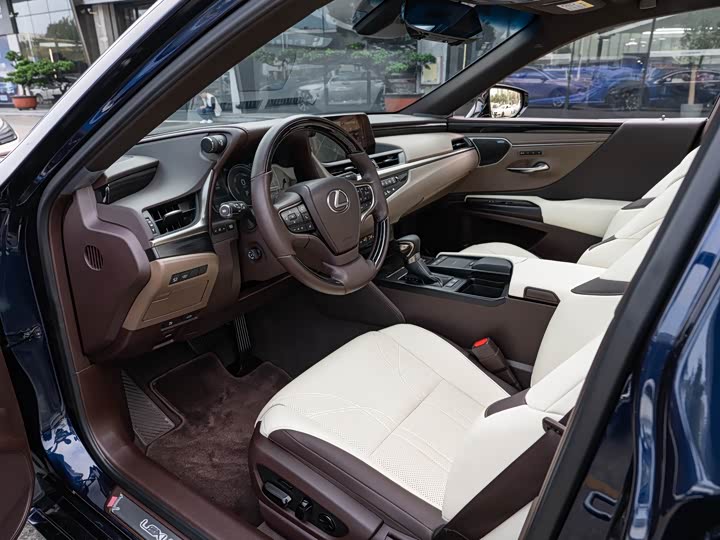 Фото 9 - Lexus ES