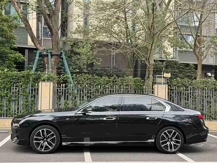 Photo 3 - BMW 7 Series