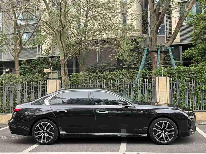 Photo 4 - BMW 7 Series