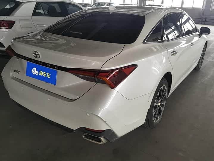 Photo 3 - Toyota Avalon