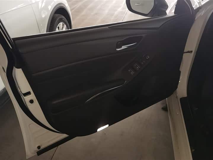 Photo 7 - Toyota Avalon