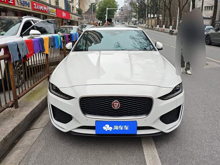 Фото 2 - Jaguar XE L