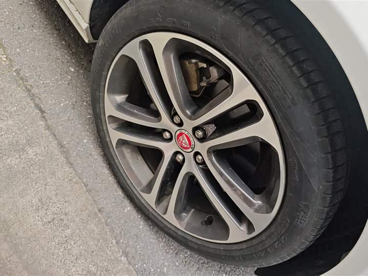 Фото 6 - Jaguar XE L